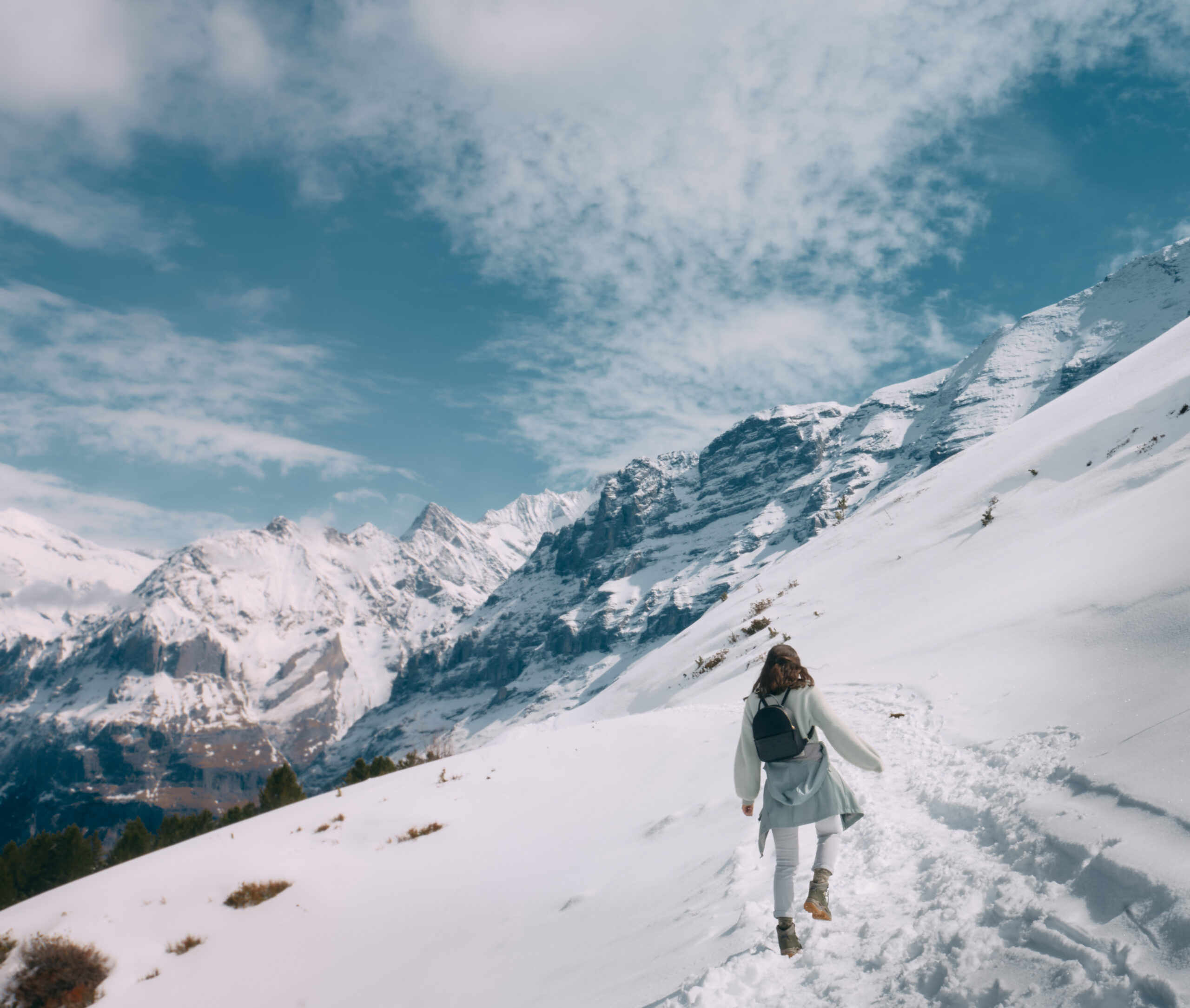 Een dame die in de sneeuw aan het wandelen is